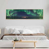 cuadro horizontal encima del sofá y fotográfico de una aurora boreal sobre río y montañas - kudeko