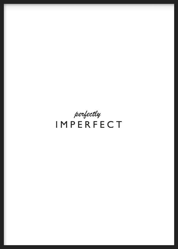 Quadro emoldurado com a frase perfectly imperfect, tipografia preta sobre fundo branco, composição centrada, estilo minimalista e clean, visual moderno e sereno. Disponível em kudeko.com