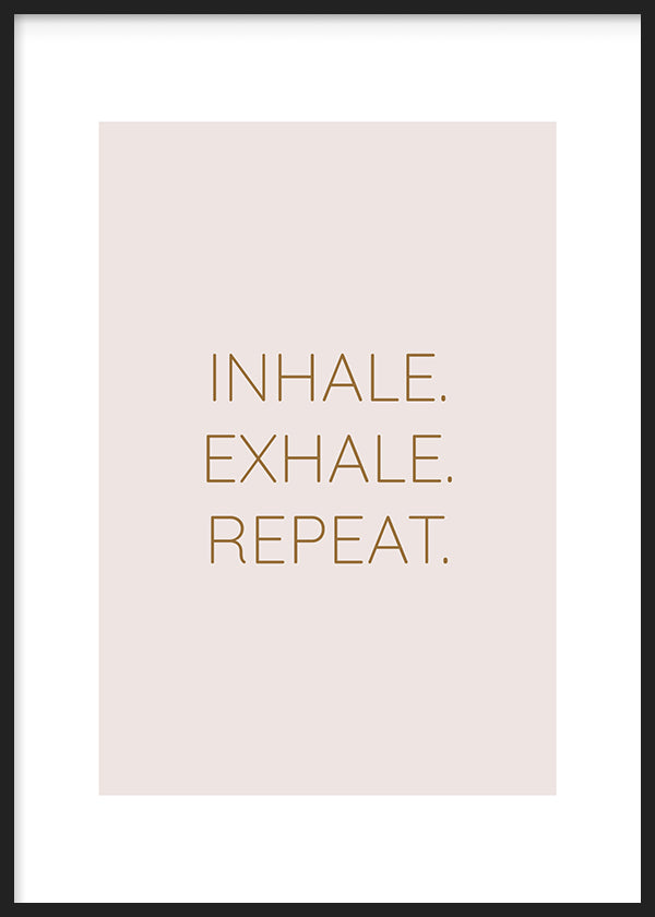 Gerahmtes Wandbild mit dem Schriftzug Inhale Exhale Repeat, altrosa Hintergrund, feine goldfarbene Typografie und klare textbasierte Gestaltung für eine ruhige Wanddekoration. Erhältlich auf kudeko.com