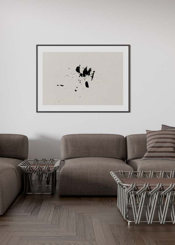 Cuadro horizontal con manchas de tinta negra dispersas, salpicaduras irregulares y fondo blanco roto, de estilo abstracto. Disponible en kudeko.com