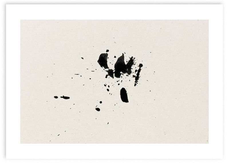 Cuadro horizontal con manchas de tinta negra dispersas, salpicaduras irregulares y fondo blanco roto, de estilo abstracto. Disponible en kudeko.com