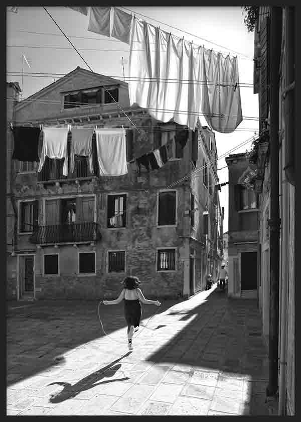 cuadro lámina decorativa de fotografía en blanco y negro con niña jugando a la comba - kudeko