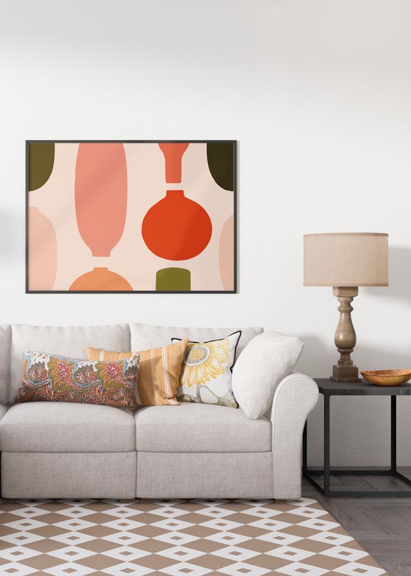 Gerahmtes Wandbild mit Vasen und Flaschen in schlichten Formen, in Rot, Koralle, Pfirsich und Olivgrün, auf hellem Beigefond, im minimalistischen und klaren Stil. Erhältlich auf kudeko.com