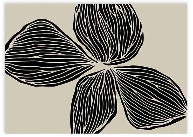 Horizontales Wandbild mit großer schwarzer Blume mit drei Blütenblättern auf beigem Hintergrund, organischen Linien, sanftem Kontrast und zeitgenössischer floraler Gestaltung. Erhältlich auf kudeko.com