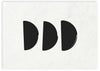 Cuadro horizontal minimalista en blanco y negro con 3 geometrías de semi-círculo. Simplicidad para espacios modernos, esta obra es perfecta para cualquier mural que combine cuadros monocromáticos en blanco y negro y minimalistas.