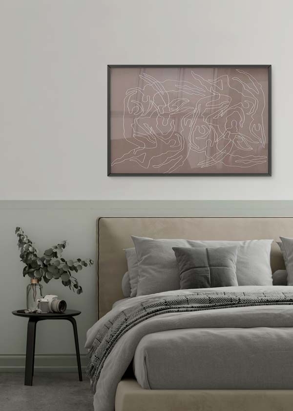 Tableau horizontal avec silhouettes de nageurs en lignes blanches sur fond taupe, composition fluide au style abstrait et à l’esthétique apaisée pour une décoration murale encadrée. Disponible sur kudeko.com