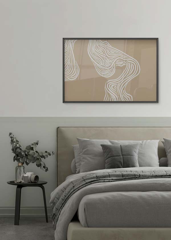 Cuadro horizontal de ilustración abstracta en tonos beige oscuro y trazos blancos. Una obra alegre de la colección de Laras.