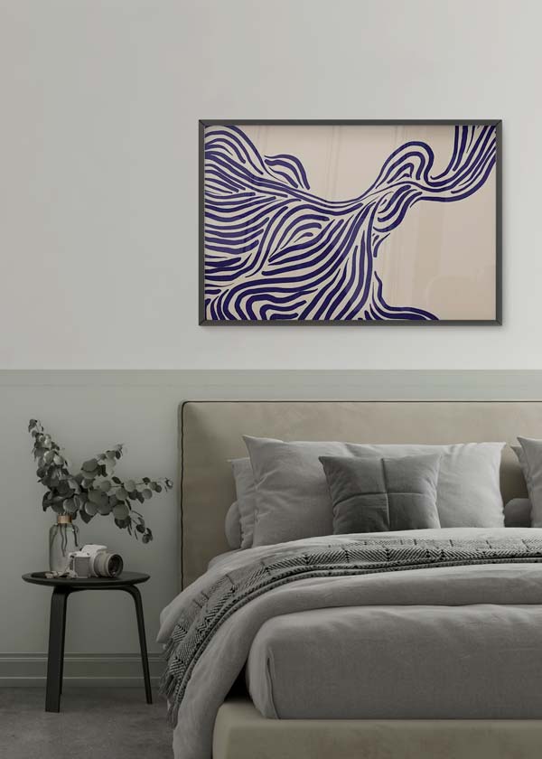 Horizontales Wandbild mit abstrakten wellenförmigen Linien in Blau Violett auf hellbeigem Hintergrund, fließende organische Komposition im zeitgenössischen Stil. Erhältlich auf kudeko.com