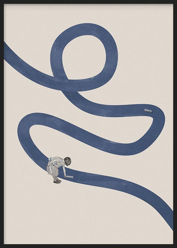 Quadro emoldurado com linha curva em azul profundo sobre fundo creme, pequenas figuras humanas em branco e preto e composição abstrata limpa de estilo contemporâneo. Disponível em kudeko.com