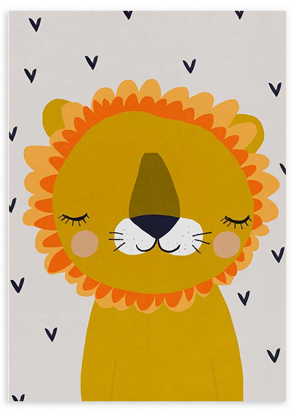 Tableau avec lion enfant à grande crinière moutarde, orange et beige, visage doux sur fond clair avec petits détails sombres, dans un style décoratif pour chambre d’enfant. Disponible sur kudeko.com
