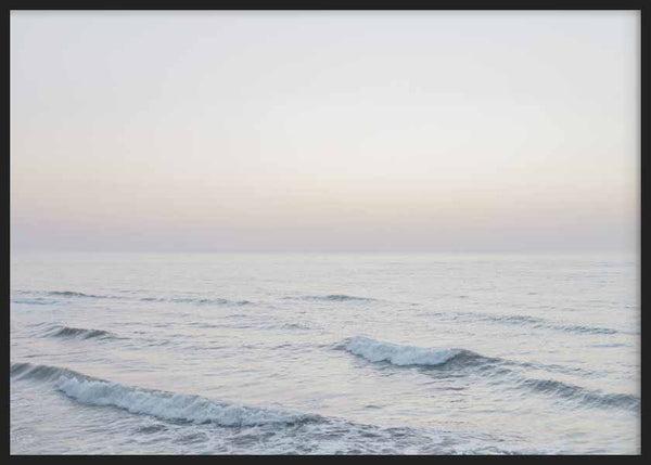 Cuadro horizontal de mar en calma al amanecer con olas suaves, horizonte despejado, tonos beige, rosa pálido y azul grisáceo, de estilo naturaleza y paisajes. Disponible en kudeko.com