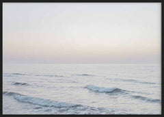 Quadro horizontal com mar calmo ao amanhecer, ondas suaves, horizonte limpo, tons de bege, rosa pálido e azul acinzentado, em estilo natureza e paisagem. Disponível em kudeko.com