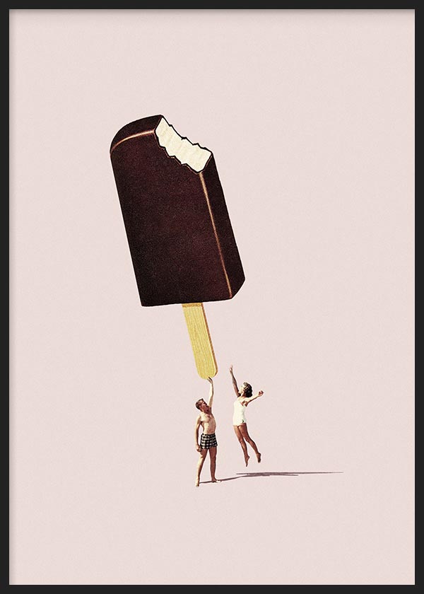 Cuadro con helado gigante de chocolate mordido, fondo rosa claro, dos personas pequeñas y composición surrealista de estilo ilustración. Disponible en kudeko.com