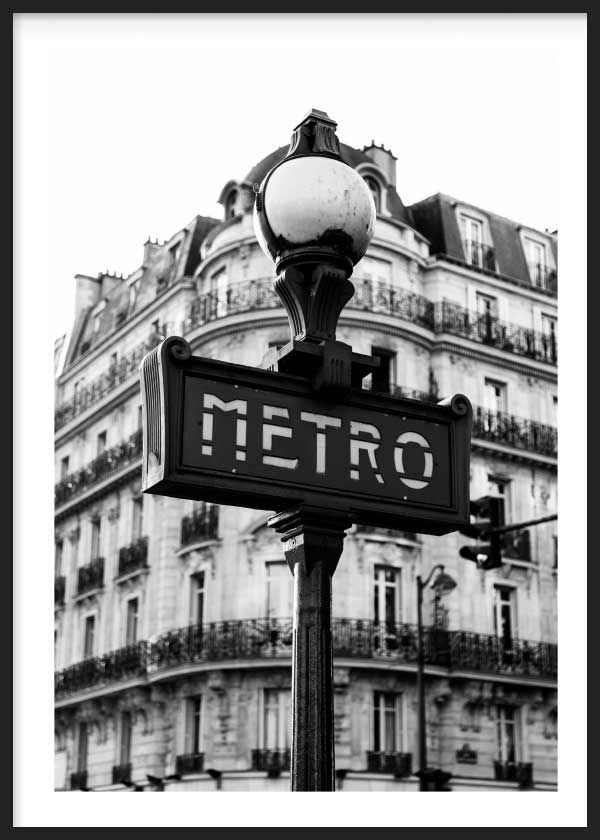 Cuadro con letrero del metro de París en primer plano, fachada clásica parisina al fondo, tonos negros, grises y blancos, estilo ciudades. Disponible en kudeko.com