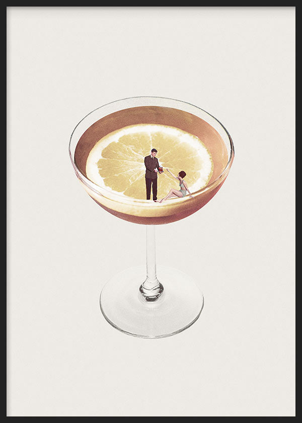 Gerahmtes Wandbild mit transparentem Cocktailglas, zentraler Zitronenscheibe, kleinen menschlichen Figuren, Creme-, Bernstein- und sanften Gelbtönen im surrealen Illustrationsstil. Erhältlich auf kudeko.com