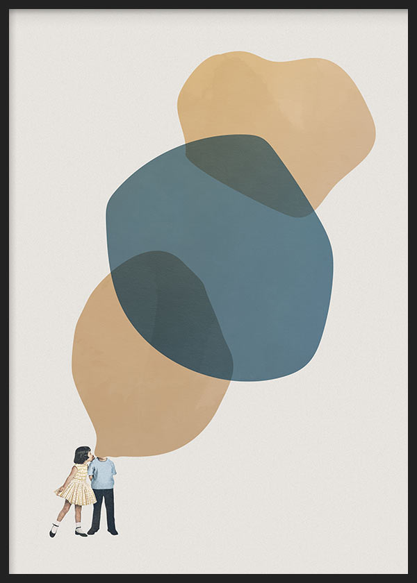 Cuadro con dos niños de espaldas bajo formas orgánicas superpuestas en tonos azul grisáceo, beige y fondo claro, de estilo ilustración contemporánea y serena. Disponible en kudeko.com