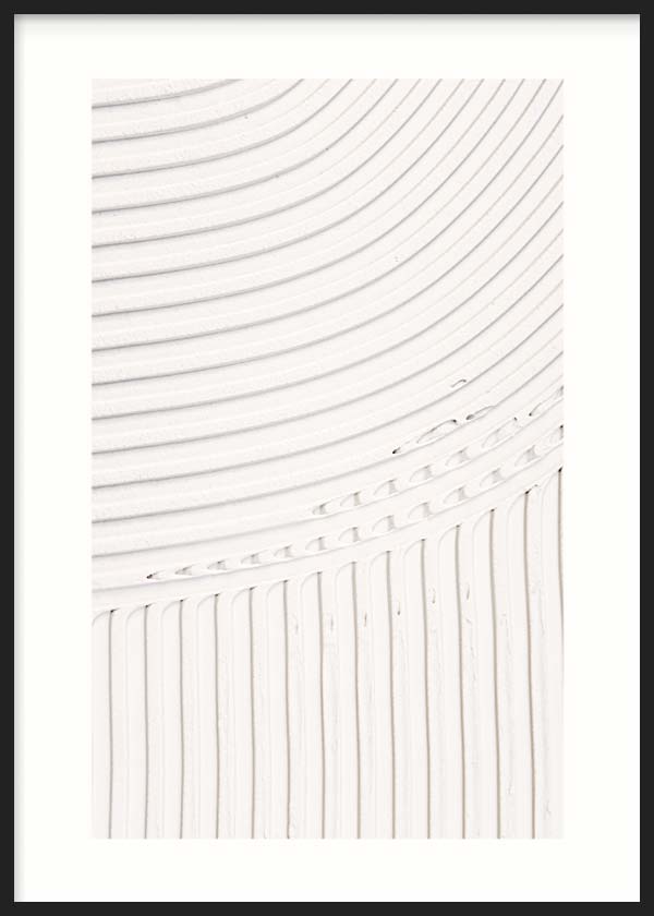 Quadro abstrato emoldurado com linhas curvas e faixas verticais em branco sujo e creme, relevo visual suave e estilo minimalista para decoração de parede. Disponível em kudeko.com