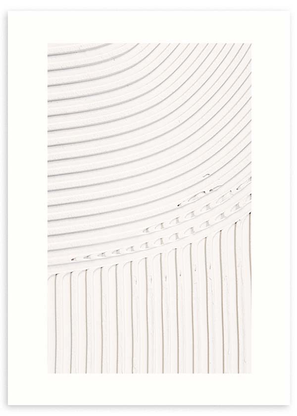 Tableau abstrait encadré avec lignes courbes et bandes verticales en blanc cassé et crème, relief visuel doux et style minimaliste pour décoration murale. Disponible sur kudeko.com