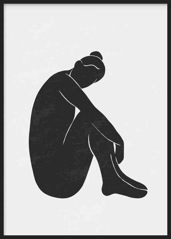 Gerahmtes Wandbild mit sitzender weiblicher Silhouette in Schwarz auf weißem Hintergrund, klaren Linien, starkem Kontrast, ruhiger Komposition und minimalistischem Stil. Erhältlich auf kudeko.com