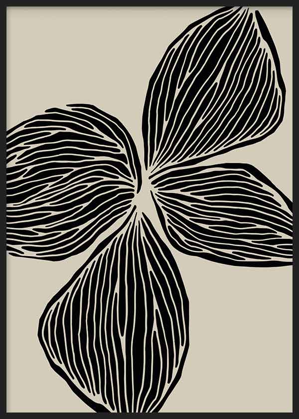 Cuadro de gran flor negra de cuatro pétalos sobre fondo beige, con líneas orgánicas marcadas y composición elegante de estilo floral. Disponible en kudeko.com