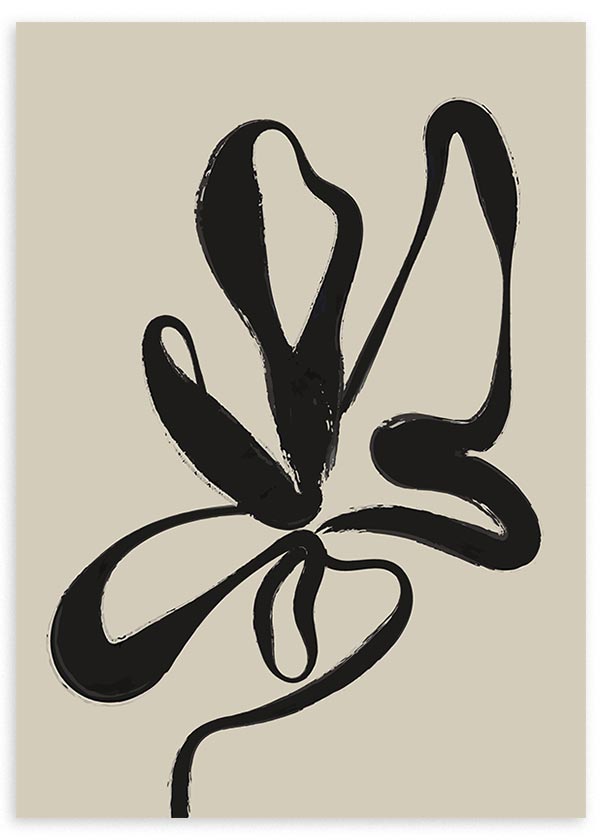 Cuadro de flor abstracta con pétalos negros orgánicos sobre fondo beige claro, composición de líneas amplias y estilo minimalista. Disponible en kudeko.com