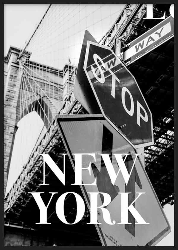 Wandbild mit urbanen Verkehrsschildern unter einer Brücke in New York, in Schwarz und Weiß, mit überlagerter Typografie und modernem Stadtstil. Erhältlich auf kudeko.com