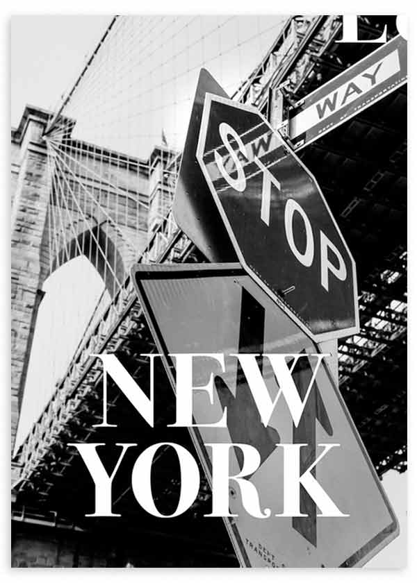 Wandbild mit urbanen Verkehrsschildern unter einer Brücke in New York, in Schwarz und Weiß, mit überlagerter Typografie und modernem Stadtstil. Erhältlich auf kudeko.com