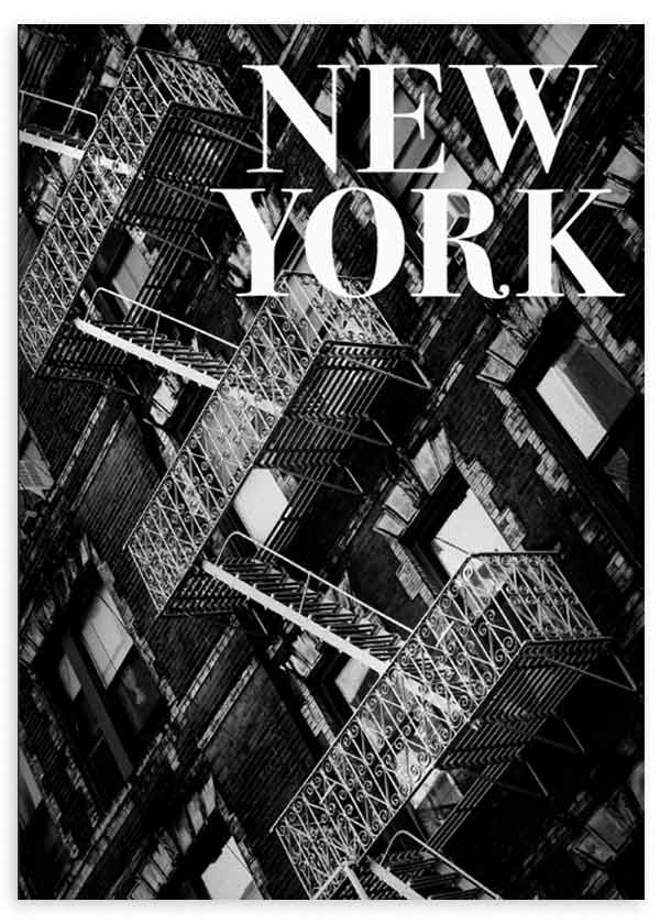 Gerahmtes Wandbild mit urbaner Fassade aus New York, metallenen Feuertreppen, hohem Kontrast in Schwarz, Grau und Weiß, großem Schriftzug NEW YORK und fotografischem, modernem Stil. Erhältlich auf kudeko.com