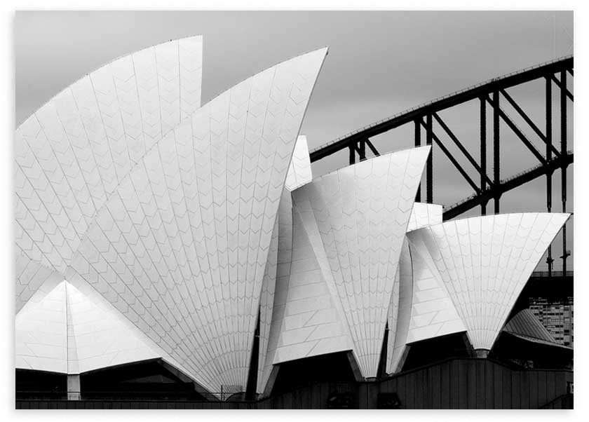 Tableau horizontal de l’Opéra de Sydney avec toitures blanches en forme de voiles, structure noire en arrière-plan, tons gris et style photographique urbain. Disponible sur kudeko.com