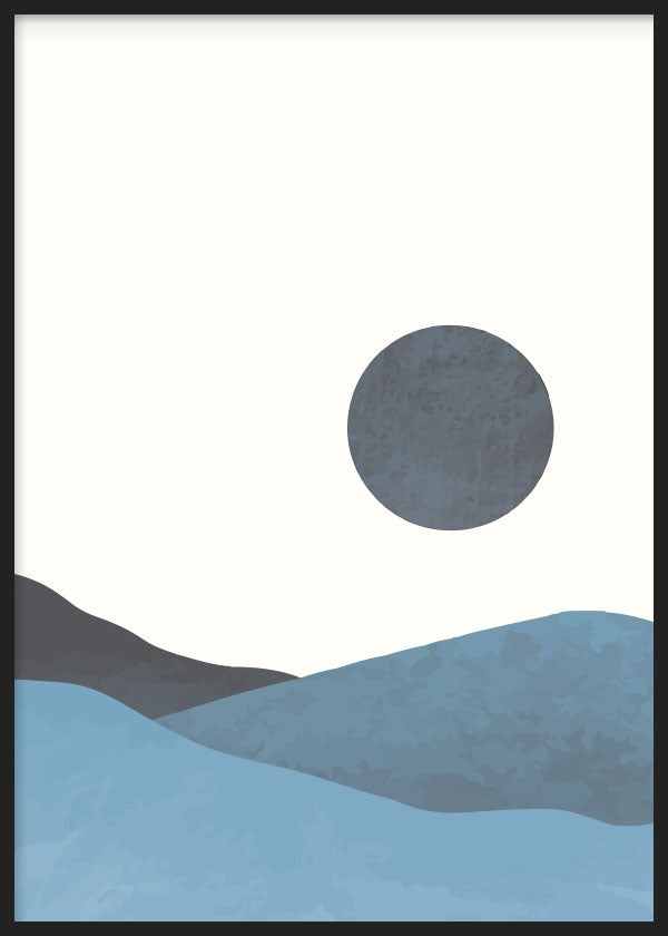 Cuadro con paisaje abstracto de colinas onduladas, sol circular, fondo marfil y tonos azul claro, azul grisáceo y gris oscuro, de estilo abstracto. Disponible en kudeko.com