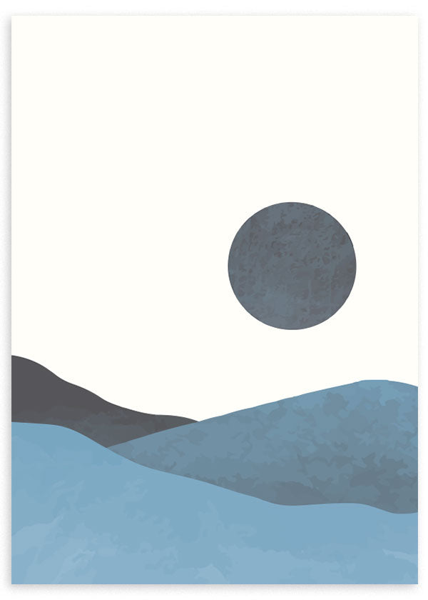 Quadro com paisagem abstrata de colinas onduladas, sol circular, fundo marfim e tons de azul claro, azul acinzentado e cinzento escuro, em estilo contemporâneo. Disponível em kudeko.com