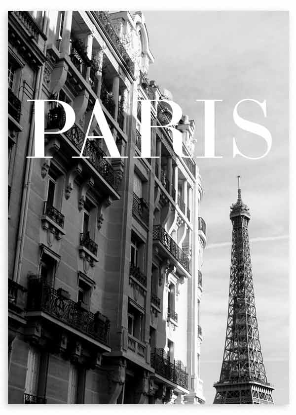 Wandbild mit urbaner Ansicht von Paris, klassischer Fassade mit verzierten Balkonen, Eiffelturm im Hintergrund, grauen und schwarzen Tönen, fotografischem Stil in Schwarz-Weiß. Erhältlich auf kudeko.com