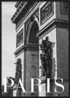 Quadro fotográfico a preto e branco do Arco do Triunfo de Paris, com arquitetura monumental, esculturas clássicas, relevos em pedra e estilo fotográfico elegante. Disponível em kudeko.com