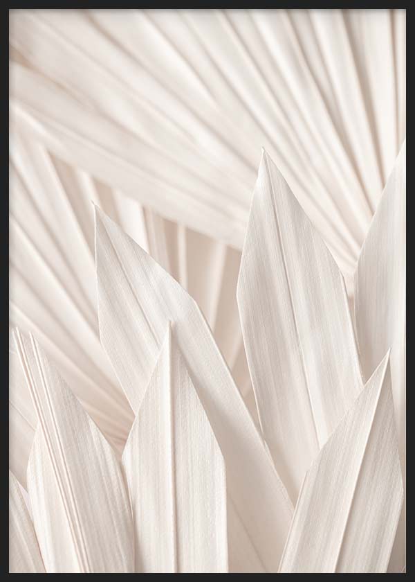 Cuadro de formas abstractas inspiradas en hojas y pliegues orgánicos en tonos marfil, beige claro y blanco roto, de estilo minimalista. Disponible en kudeko.com