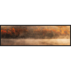 Tableau horizontal représentant une forêt d’automne brumeuse au bord d’un lac, avec arbres orange, rouges, dorés et bruns, dans un style nature et paysage apaisant. Disponible sur kudeko.com