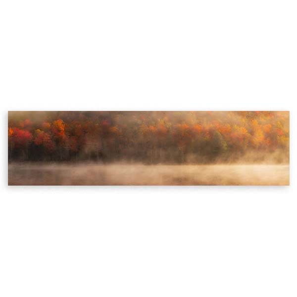 Quadro horizontal com floresta outonal enevoada junto a um lago, árvores em tons de laranja, vermelho, dourado e castanho, em estilo de natureza e paisagem serena. Disponível em kudeko.com