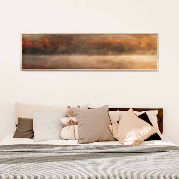 Quadro horizontal com floresta outonal enevoada junto a um lago, árvores em tons de laranja, vermelho, dourado e castanho, em estilo de natureza e paisagem serena. Disponível em kudeko.com