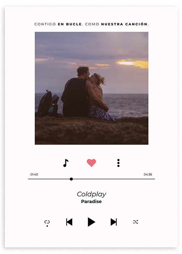 Tableau avec couple enlacé face à la mer au coucher du soleil, phrase romantique, interface musicale, couleurs blanc, noir, rose et mauve, style à texte contemporain. Disponible sur kudeko.com