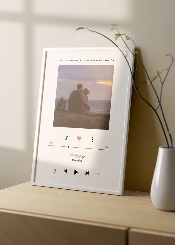 Tableau avec couple enlacé face à la mer au coucher du soleil, phrase romantique, interface musicale, couleurs blanc, noir, rose et mauve, style à texte contemporain. Disponible sur kudeko.com