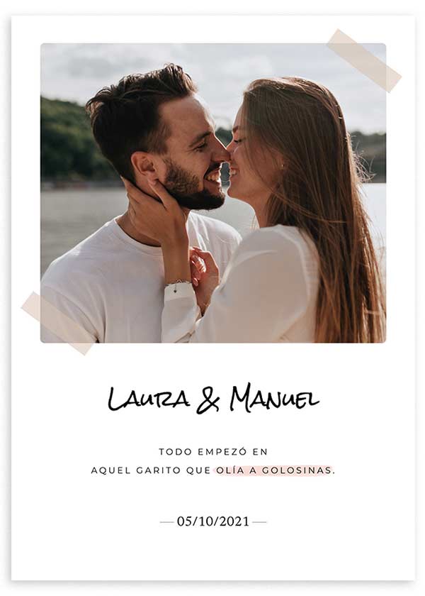 Cuadro con fotografía de pareja abrazándose, nombres personalizados, frase romántica, fecha con fondo blanco y tonos suaves, de estilo con frases. Disponible en kudeko.com