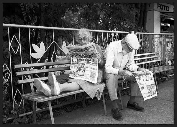 cuadro lámina decorativa fotográfica en blanco y negro de dos ancianos leyendo el periódico en un banco - kudeko