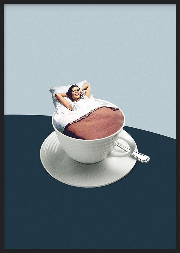 Tableau encadré avec femme allongée sur un lit dans une tasse à café blanche, fond bleu clair, table bleu marine et style vintage délicat. Disponible sur kudeko.com