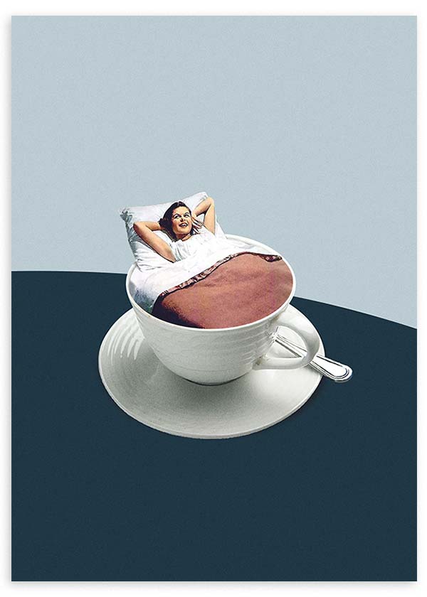 Cuadro de mujer recostada en una cama dentro de una taza de café blanca, con fondo azul claro, mesa azul marino y estilo vintage. Disponible en kudeko.com