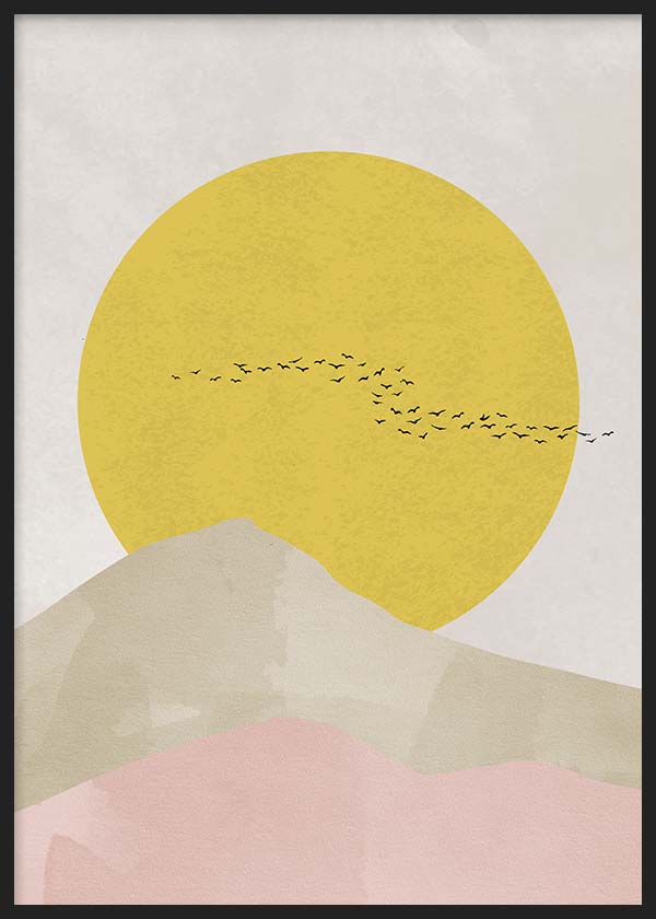 Cuadro de montañas suaves en beige y rosa empolvado con gran sol amarillo y aves en vuelo, de estilo minimalista. Disponible en kudeko.com