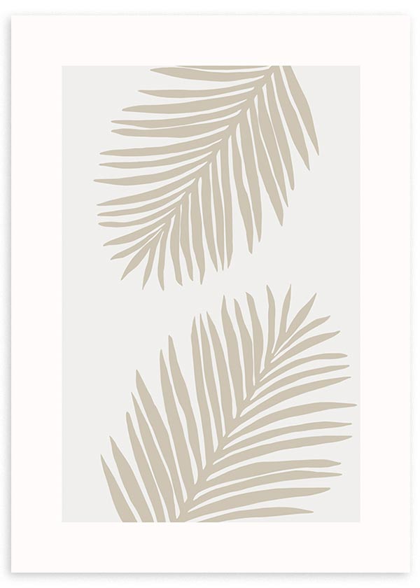 Wandbild mit zwei Palmblättern als Silhouette in Sand und Beige auf hellem Hintergrund, klare Komposition im minimalistischen Stil mit natürlicher Wirkung. Erhältlich auf kudeko.com