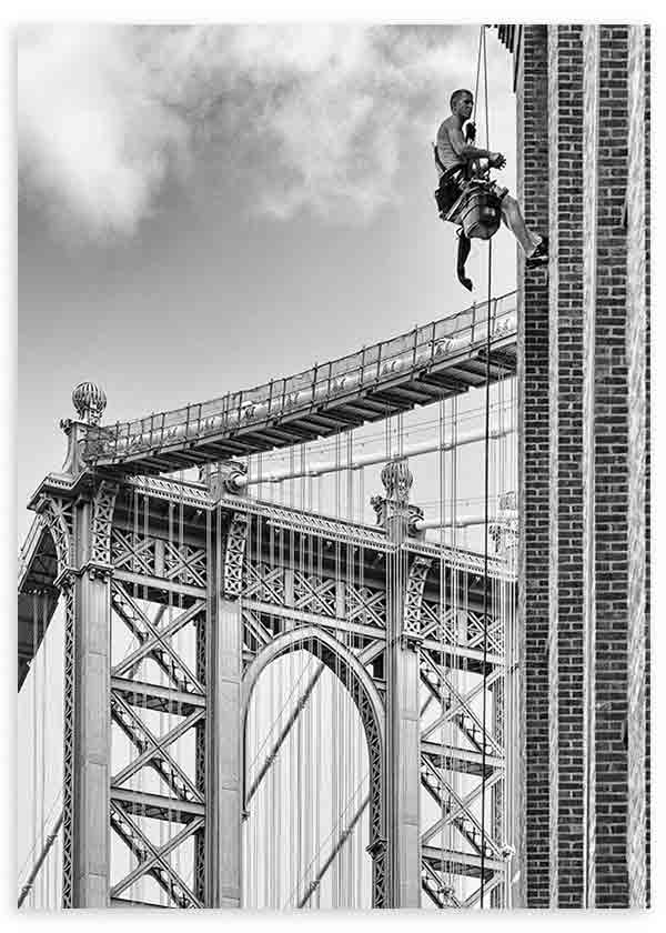 lámina decorativa fotográfica en blanco y negro de obrero colgado sobre edificio de Brooklyn - kudeko