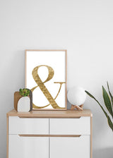 Decoración con cuadros, ideas -  cuadro en blanco y dorado con letra &