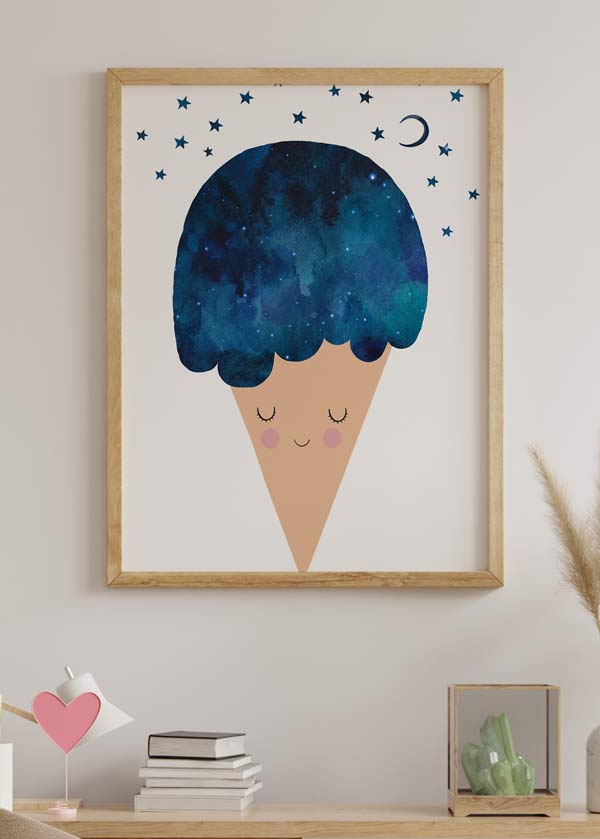 decoración con cuadros, ideas - lámina decorativa infantil de ilustración graciosa de helado cucuricho azul y estrellas - kudeko