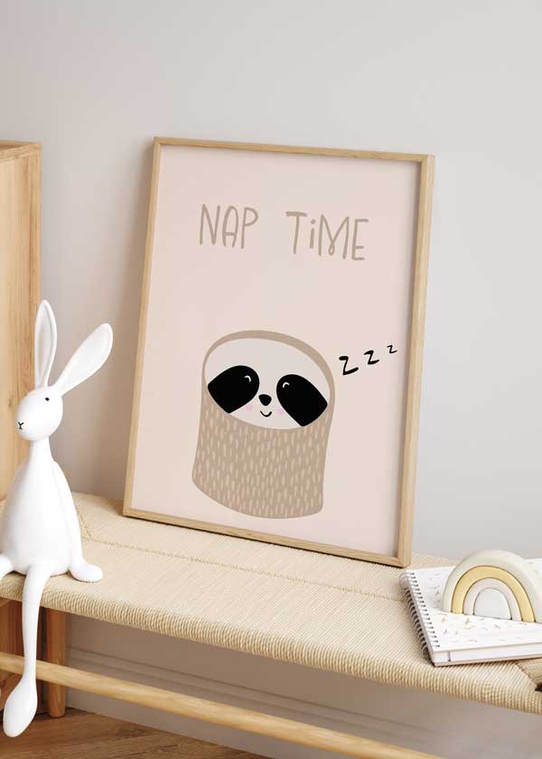 decoración con cuadros, ideas - lámina decorativa de ilustración de mapache sobre fondo beige, nap time - kudeko