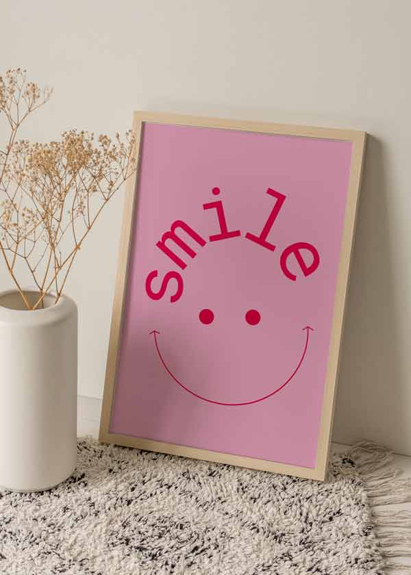 decoración con cuadros, ideas - lámina decorativa de ilustración con cara smiley rosa y palabra smile - kudeko